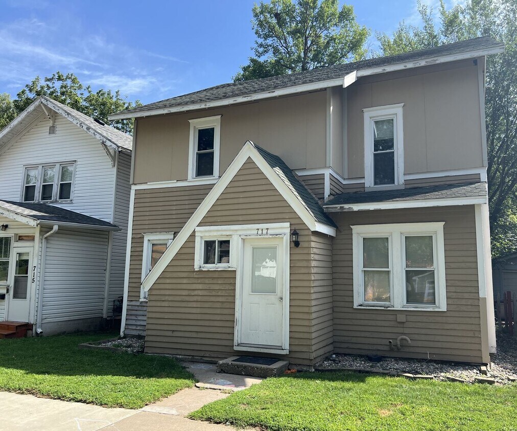 Primary Photo - Upper Level 1 Bedroom, 1 Bathroom Apartmen...