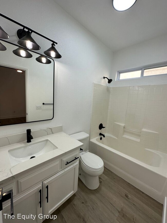 Building Photo - 4 br, 3 bath House - 111 North Roeben St