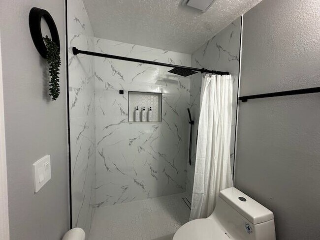 Foto del edificio - 6228 Ryegrass St