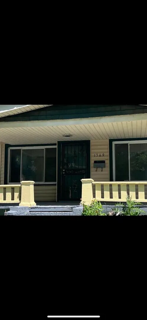 Foto del edificio - Charming 3-Bedroom Colonial Home with Detached Garage