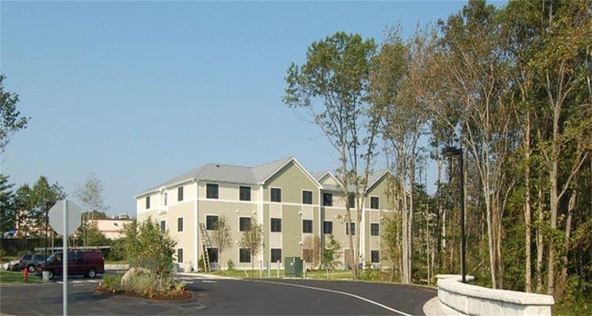 Building Photo - 679 Pond St