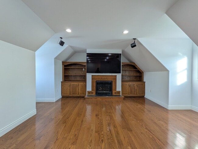 Building Photo - 130 River Dr