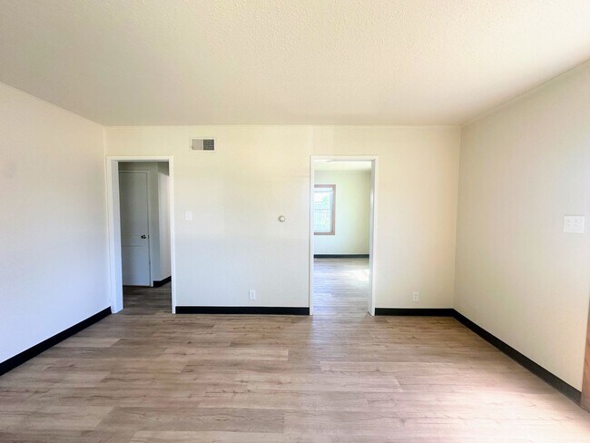 Foto del edificio - 3313-3315 Pompon Street