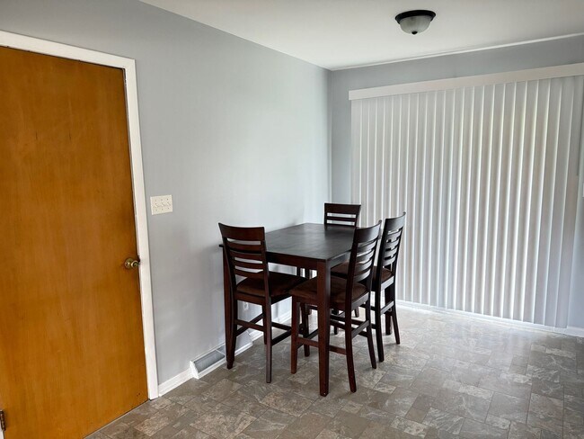 Foto del edificio - Extremely sharp 3 BR home in Normal