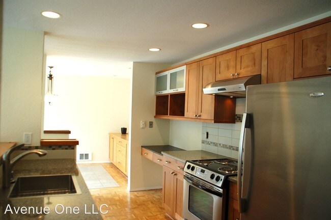 Building Photo - 2500 W Manor Pl