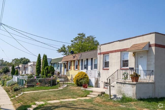 Browse Woodbury’s charming neighborhoods filled with colorful, petite homes.