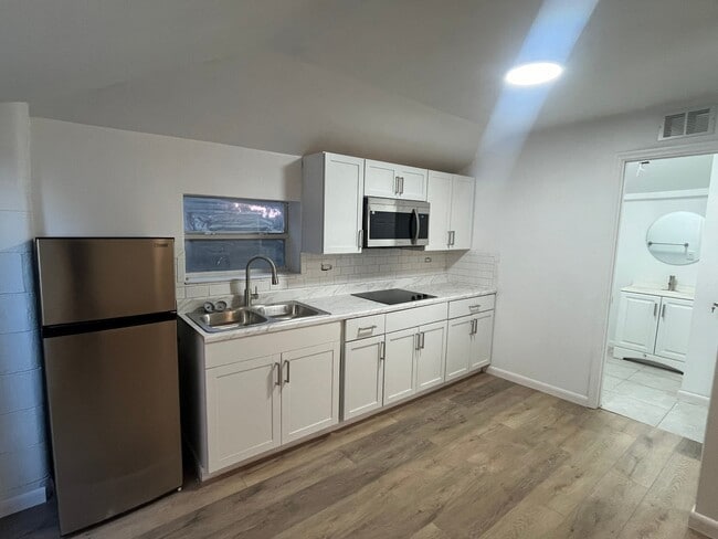 Building Photo - 875 S Lake Shore Way
