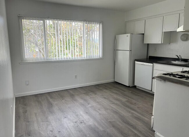 Building Photo - 516 W Tregallas Rd