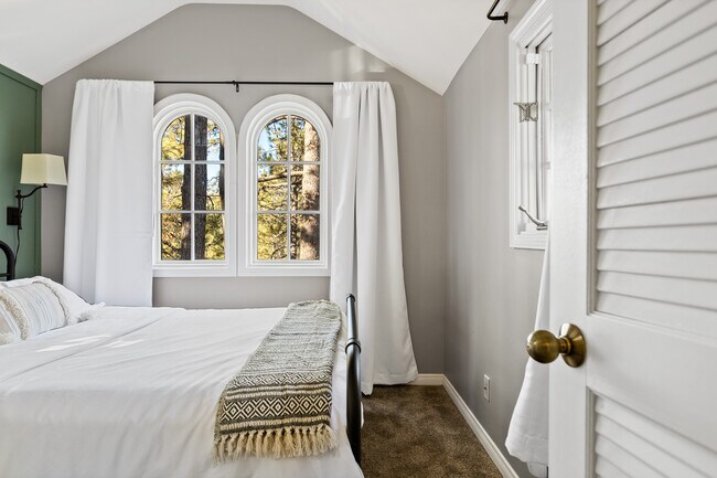 Foto del edificio - 590 Oak Knoll Cir