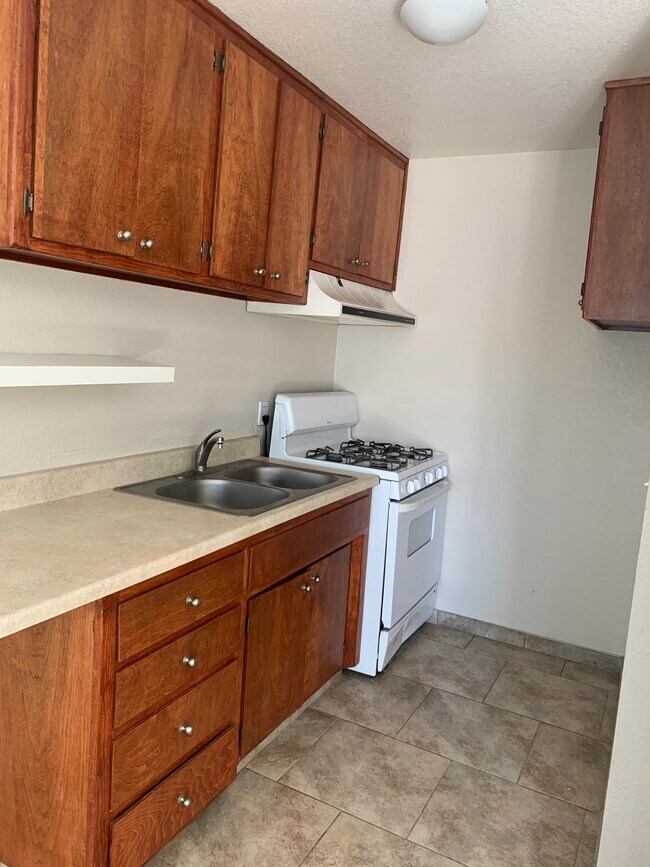 Los gabinetes de la cocina ahora están pintados de gris. - 516 W Atkins Ave