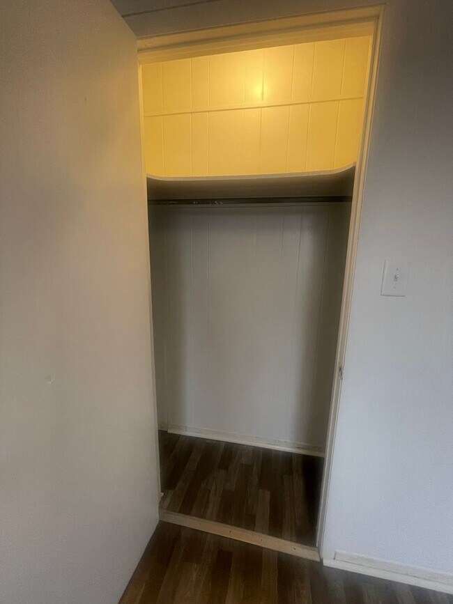 Building Photo - Available Now 2 bed 1 bath Duplex in Ozark