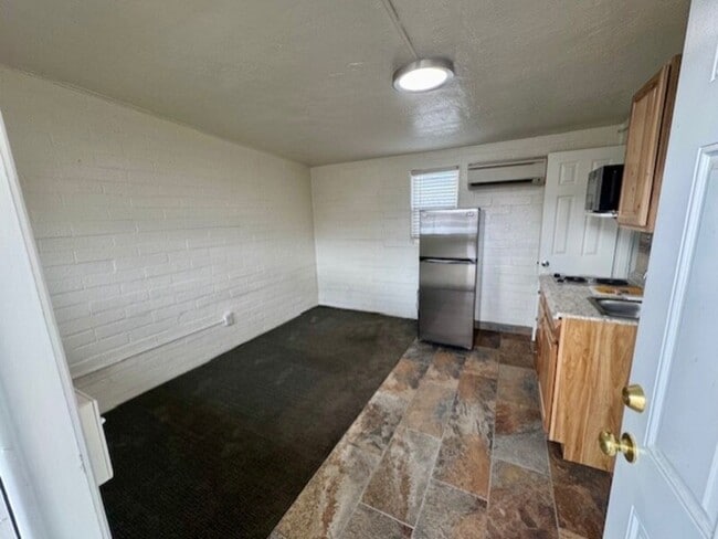 Building Photo - 1643 S State St