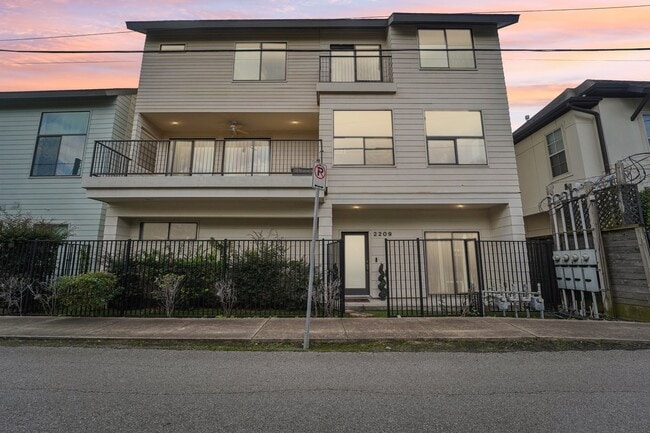 Building Photo - 2209 Bastrop St