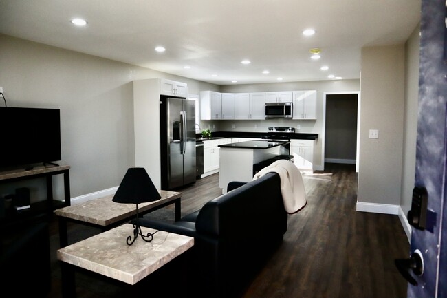 Amplia sala de estar compartida - 814 Carson St