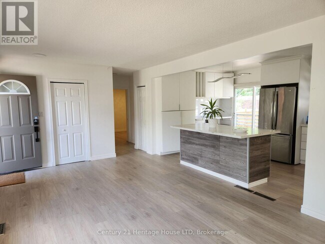 Photo du bâtiment - 6500 Hawkins St