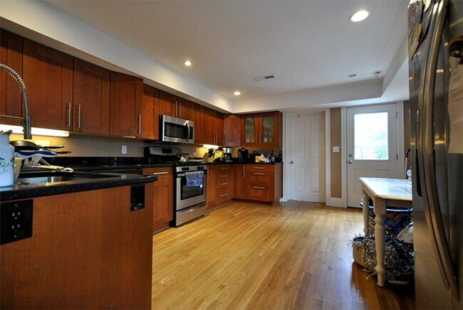 Foto del edificio - CENTRAL AIR ~ NICE 5 BED/2 BATH ON THE ALLSTON/BRIGHTON LINE FOR 9/1