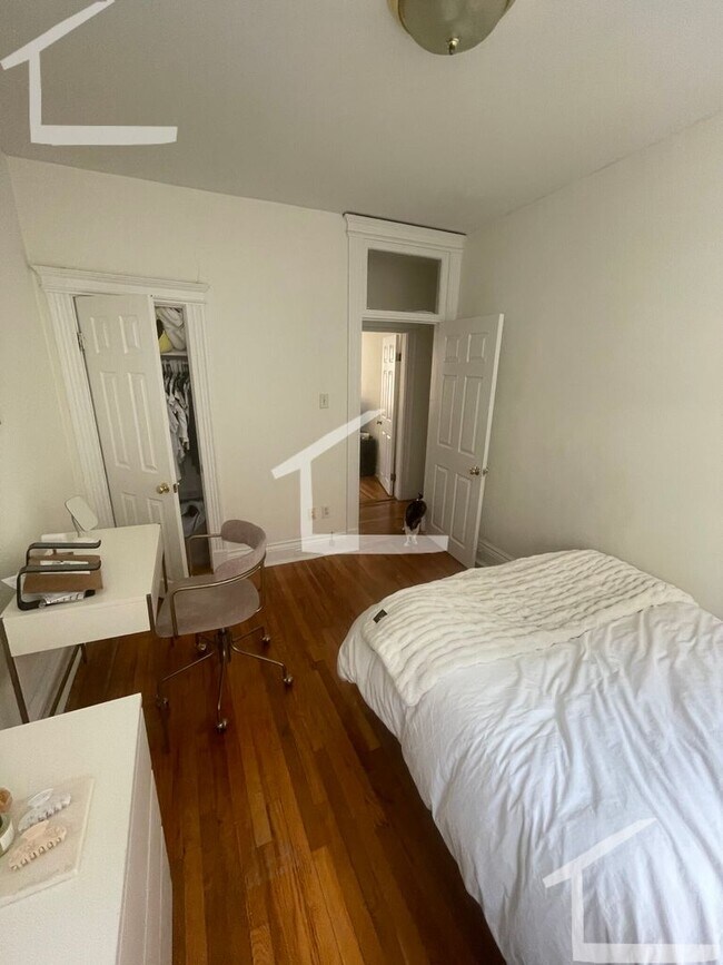 Building Photo - 14 Camelot Ct