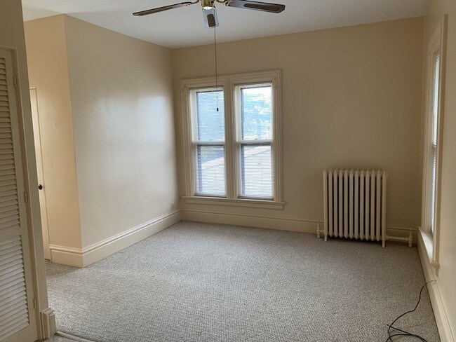 Building Photo - Cozy Studio Apartment in Belvidere