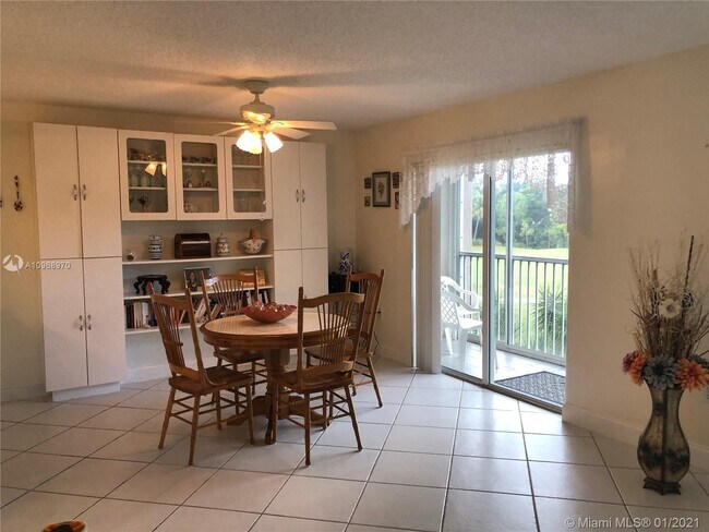 Foto del edificio - 9470 Tangerine Pl