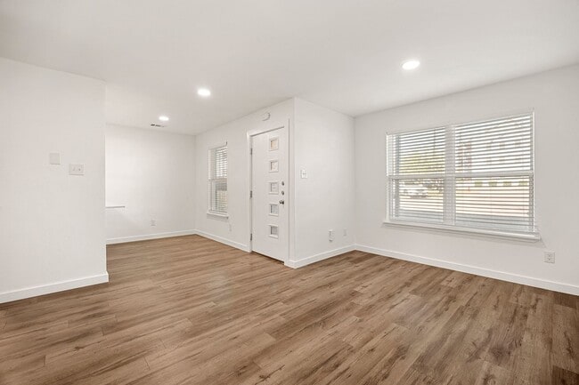 Foto del edificio - Updated North Austin Condo with Modern Fin...