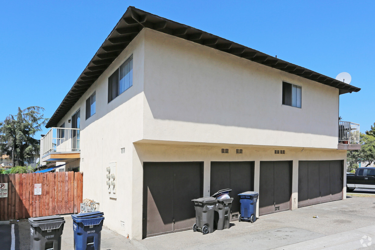 Building Photo - 16932 Lilac Ln