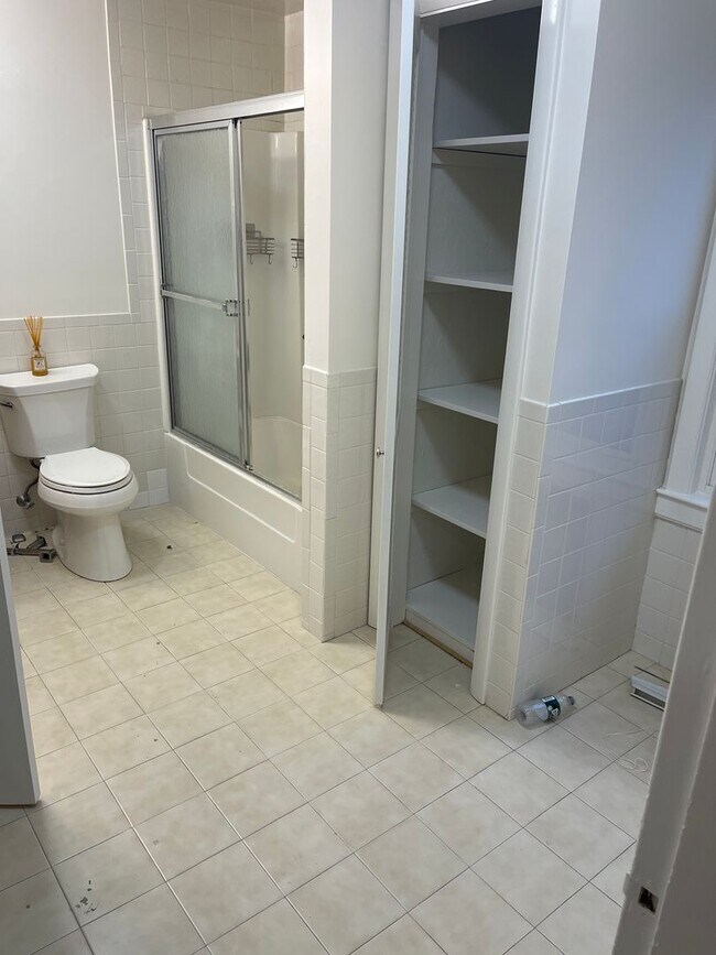 Foto del edificio - Large two bedroom + office w/garage parking