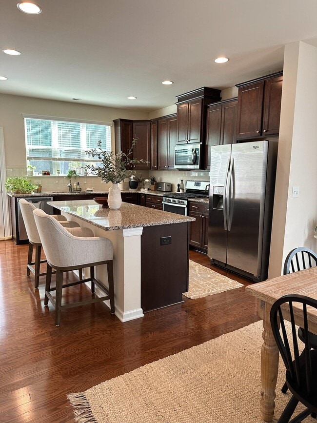 Foto del edificio - 6046 Kentworth Dr