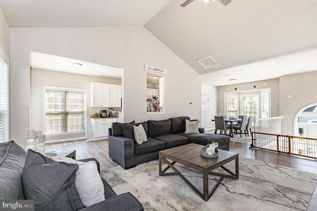 Building Photo - 6222 Salisbury Dr