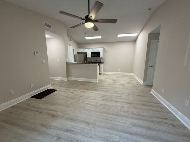 Building Photo - ANNUAL RENTAL - 1 BED / 1 BATH AT OASIS