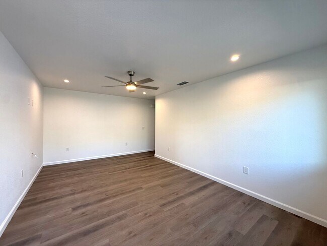 Building Photo - Fully Renovated 2 bed 1 bath !!
