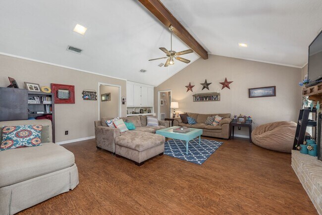 Foto del edificio - JANUARY 2025 PRE-LEASE Cute 3 Bed, 2 Bath ...