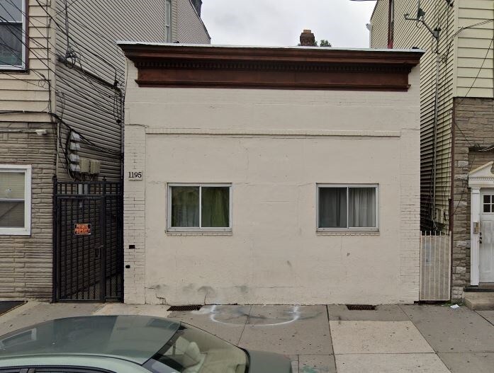 Primary Photo - 1195 Summit Ave
