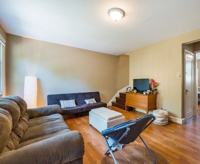 Building Photo - NW Rowhouse Near Georgetown University & H...