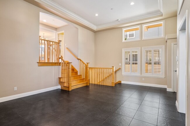 Building Photo - Spacious detached townhome available in So...
