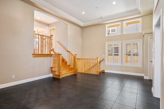 Foto del edificio - Spacious detached townhome available in So...