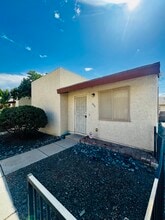 Building Photo - 905 E Adams St