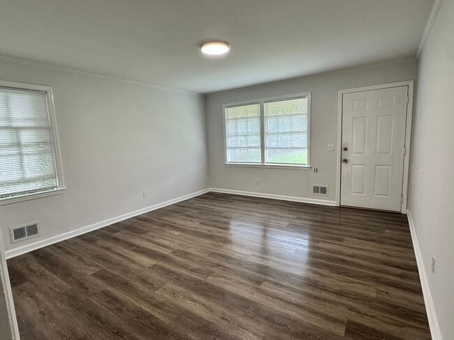 Entrance and living room - 416 West Lakeside avenue