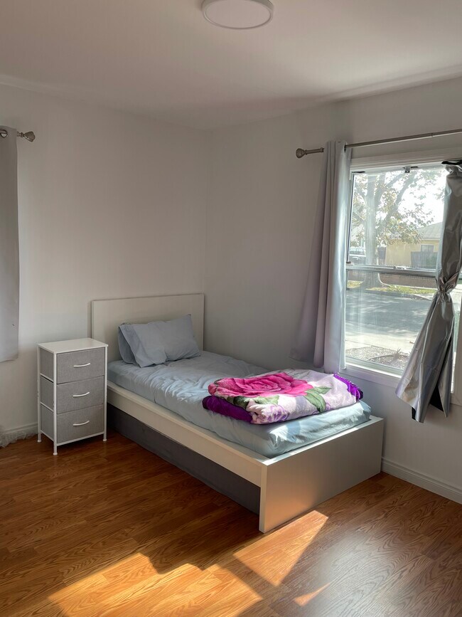 Dormitorio 1 - 2707 W 146th St