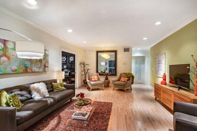 Building Photo - 8550 Holloway Dr