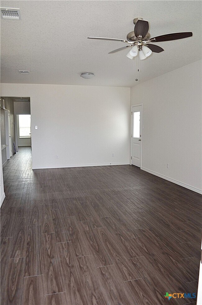 Foto del edificio - 5302 Rose Gdn Lp