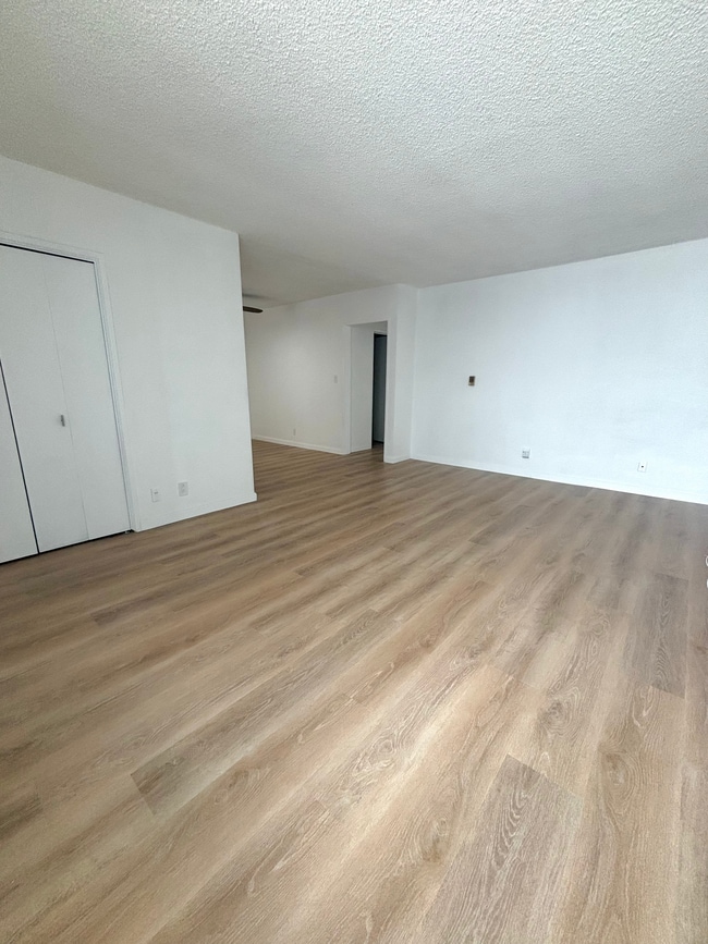 Building Photo - 2042 N Beachwood Dr