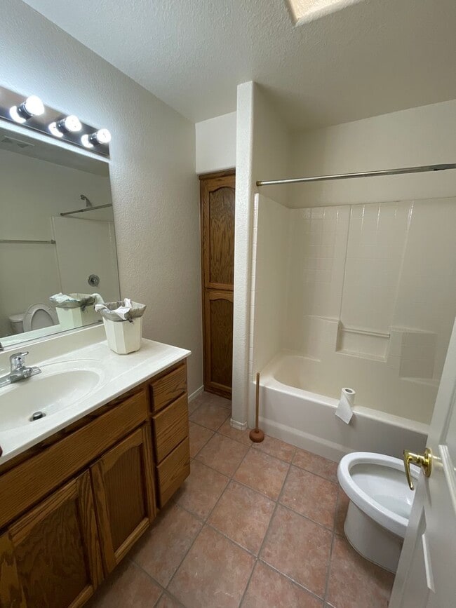 Building Photo - Three Bedroom Townhouse  in GREAT location!
