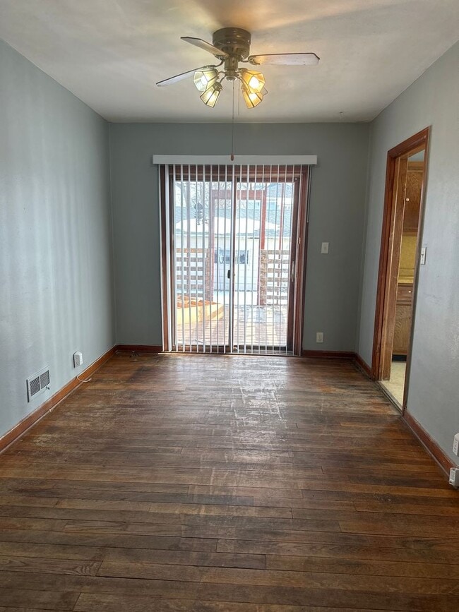 Building Photo - 1000 Columbia St