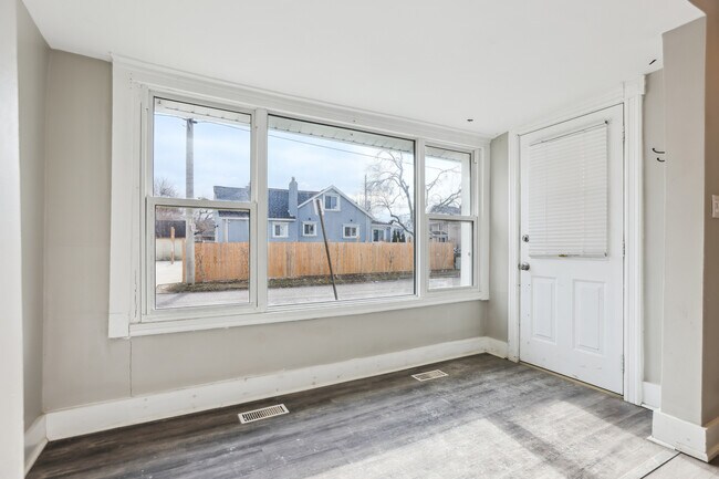 Photo du bâtiment - 1 Bed / 1 Bath Main Floor Unit – $1,425/month – All Inclusive!