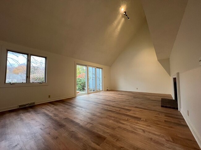 Building Photo - 55 Potter Pond
