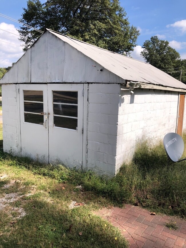 Building Photo - Three bedroom house in Godfrey
