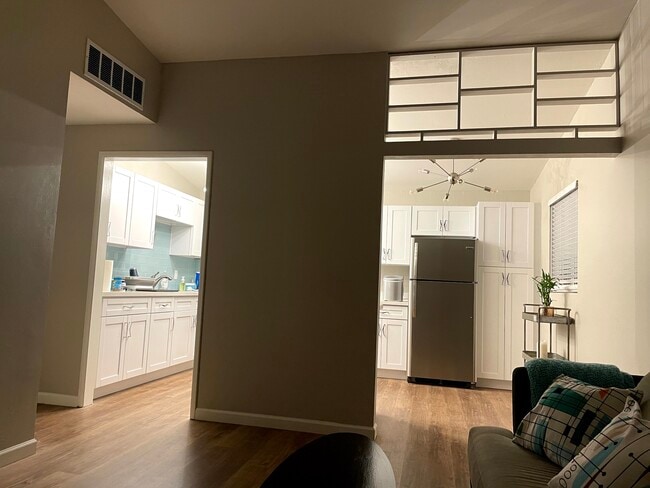 Building Photo - 2012 E Howe Ave