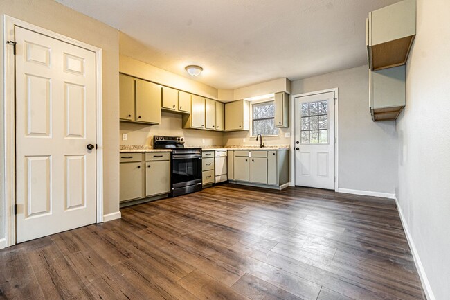 Building Photo - Stunning, newly renovated duplex!!