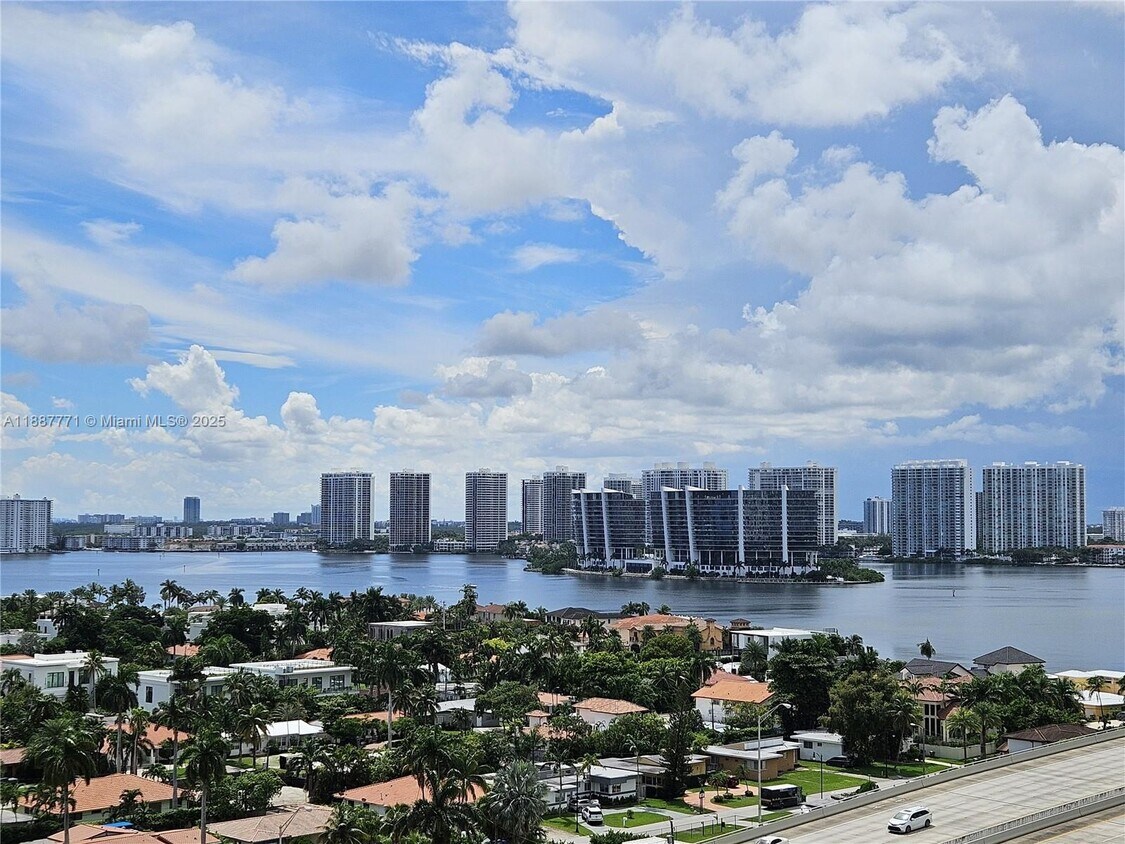 Primary Photo - 19370 Collins Ave