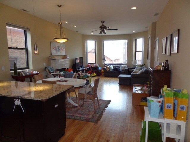 Foto del edificio - Available August 12th - 3 bed 2 bath Wicker Park